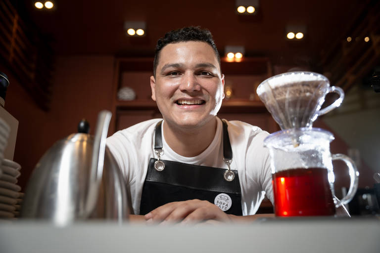 Paulo Gabriel, barista do Sofá Café, em São Paulo