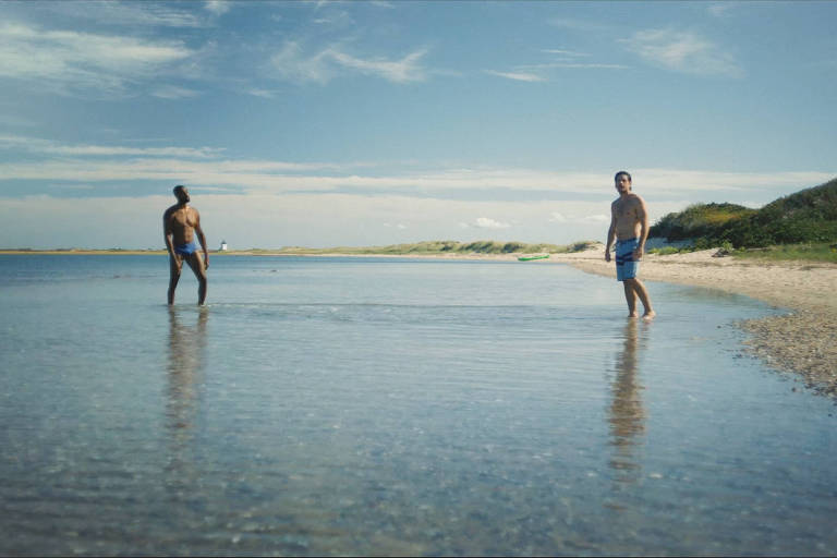 Dois homens na praia em cena do filme 'Maré Alta'