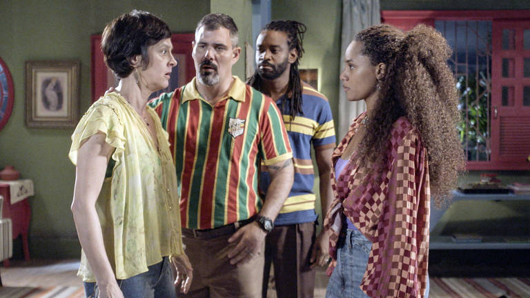 Tereza (Claudia Missura), Jayme (Juliano Cazarré), Mada (Jessica Ellen) e Jão (Fabrício Boliveira). Jayme e Tereza admitem para Madá que receberam dinheiro de Osmar