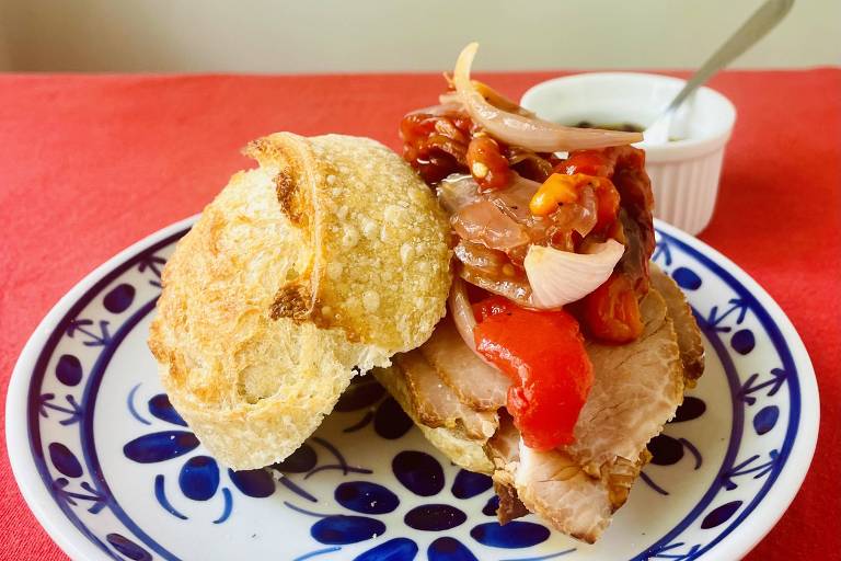 Sanduíche de porco com molho de tomate， cebola e pimentão