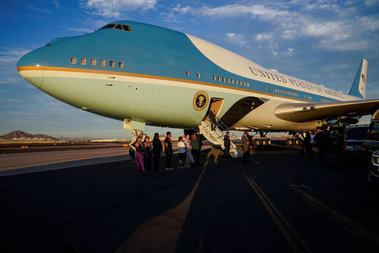 Avião do presidente americano atrai apaixonados por aviação a Manaus