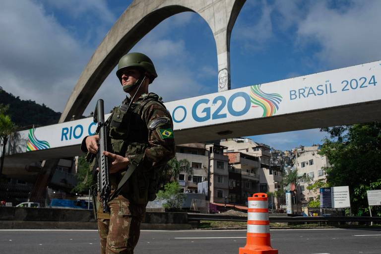 Soldado do Exército faz segurança em frente à favela da Rocinha no Rio, como parte do aparato de segurança para a `cupula do G20