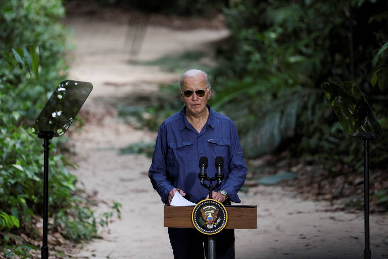Após declaração à imprensa, Biden caminha em direção à mata, e cena diverte internautas