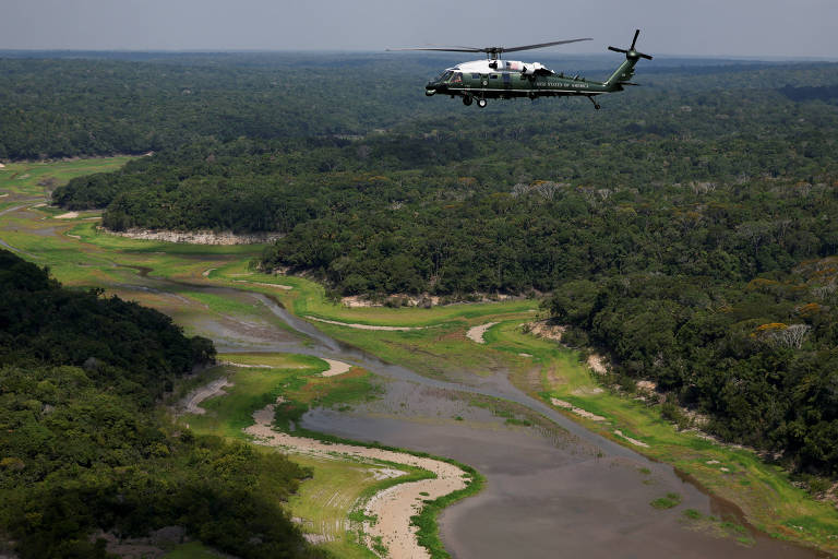 Em sobrevoo, Biden vê efeitos da seca extrema e se interessa por dados sobre fogo na amazônia