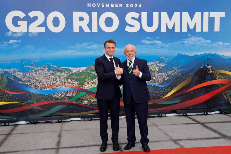 Lula posa para foto com o presidente da França, Emmanuel Macron, em sua chegada para o primeiro dia da Cúpula do G20 no Rio de Janeiro