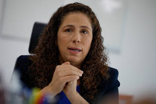 Ministra da Gestão, Esther Dweck, durante entrevista à Folha no mês passado 