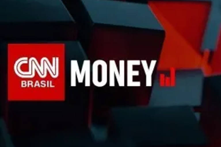 A imagem apresenta o logotipo do programa CNN Money Brasil. O logotipo é composto por um retângulo vermelho com a inscrição 'CNN' em branco e 'BRASIL' em letras menores logo abaixo. Ao lado, a palavra 'MONEY' está em letras grandes e brancas, com um gráfico de barras em vermelho à direita, sugerindo um tema financeiro. O fundo é composto por formas geométricas em tons de preto e vermelho.