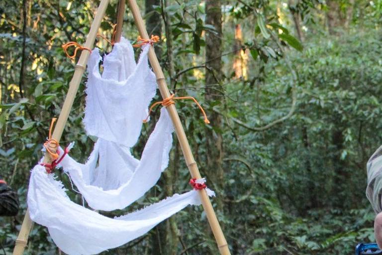 Filtro de água improvisado para receber camadas de carvão， areia e pedras