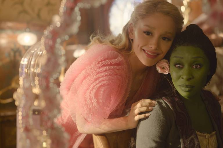 As atrizes Ariana Grande e Cynthia Erivo em cena do filme 039;Wicked039;， de Jon M. Chu