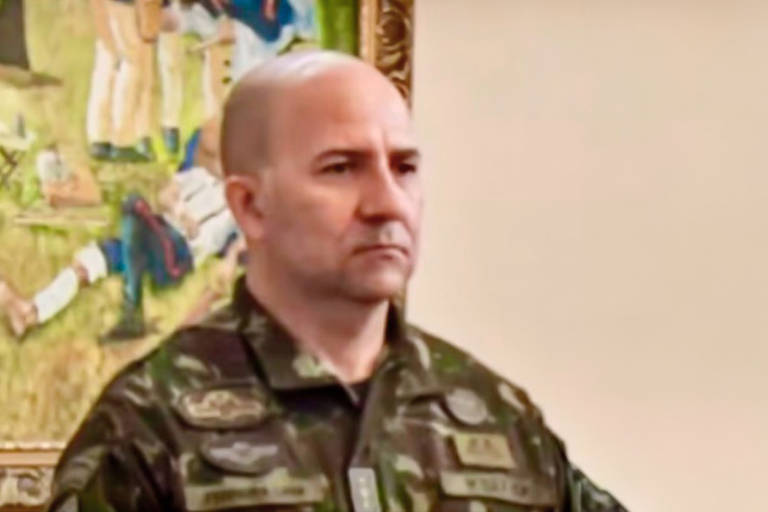 O tenente-coronel Hélio Ferreira Lima; segundo decisão de Moraes, ele teria enviado a Mario Cid texto insinuando a existência de "dois códigos-fonte" nas urnas eletrônicas, mentira espalhada por grupos bolsonaristas