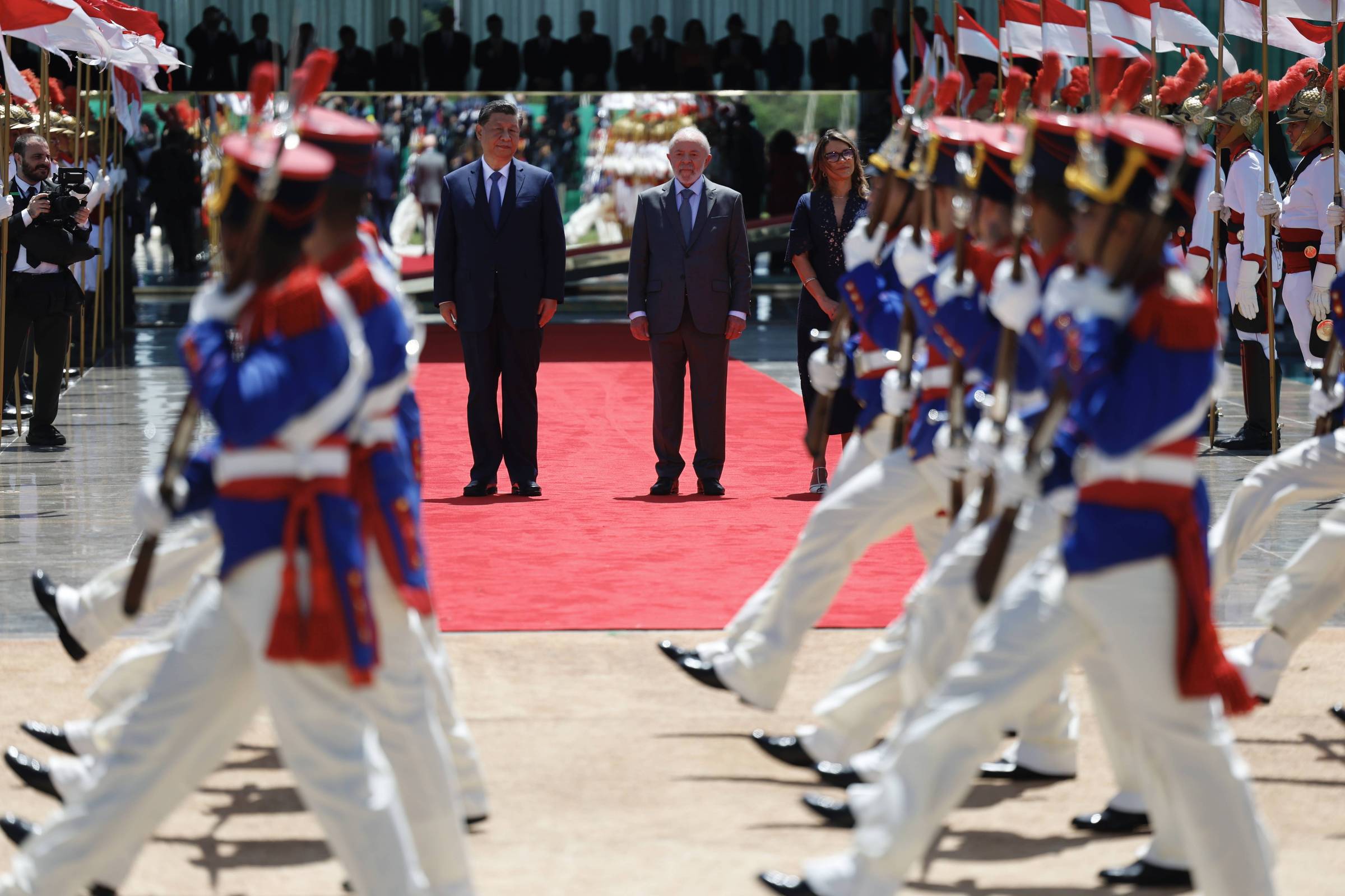 Vídeo: Xi é recebido no Alvorada com música, crianças e desfile militar