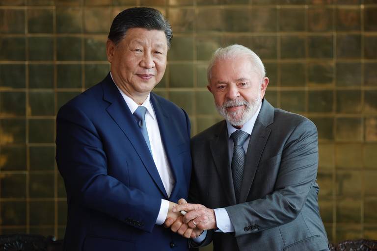 O presidente Luiz Inácio Lula da Silva (PT) ao lado do líder da China, Xi Jinping, no Palácio da Alvorada, em Brasília