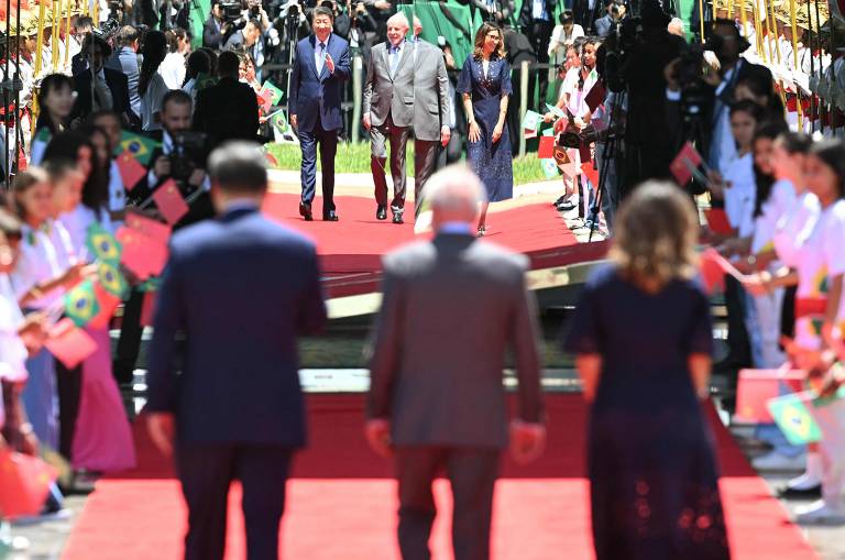 Xi Jinping chegou na manhã de quarta (20) no Palácio da Alvorada para visita oficial; ele foi recebido pelo presidente Lula e pela primeira-dama, Rosângela da Silva, a Janja