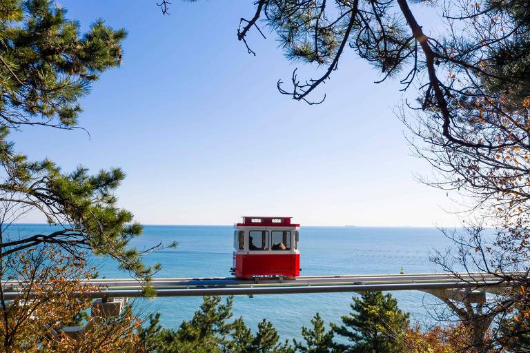 Sky capsule， atração do Haeundae Blueline Park， em Busan， na Coreia do Sul