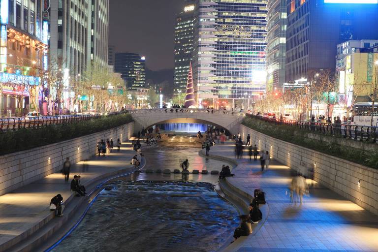 Cheonggyecheon， riacho antes coberto por uma via expressa na região central de Seul e revitalizado no início dos anos 2000