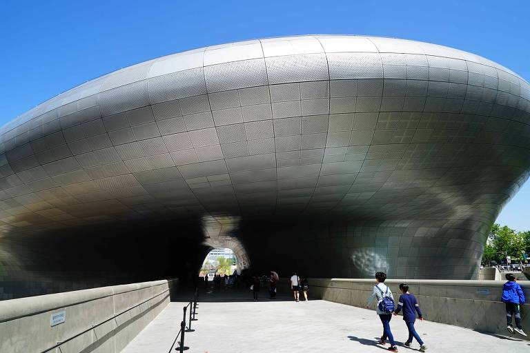 Dongdaemun Design Plaza， da arquiteta ganhadora do Pritzker Zaha Hadid， em Seul