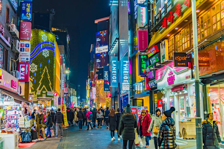 À noite， luzes de neon dominam as ruas da capital sul-coreana