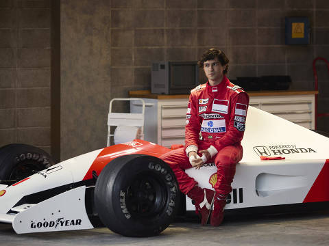 Gabriel Leone como Ayrton Senna na série "Senna", da Netflix