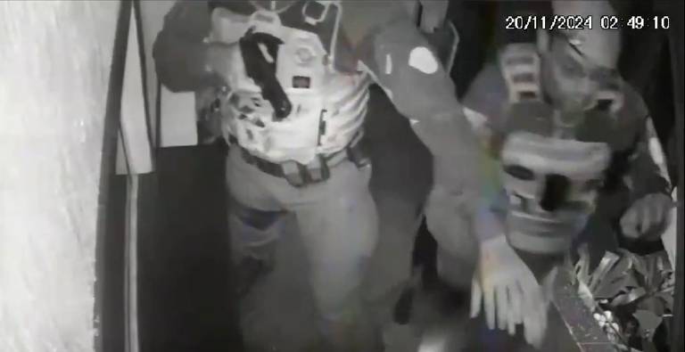 Acosta reage à abordagem e empurra os agentes