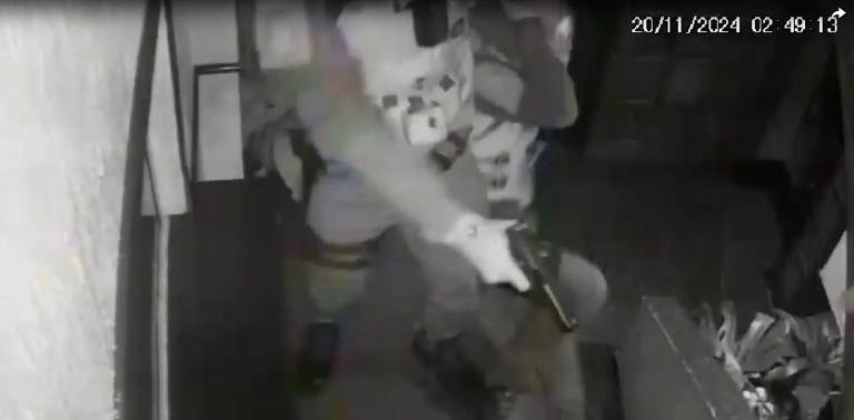 Nesse momento, o primeiro policial que aparece nas imagens atira contra o estudante, que está no chão e desarmado