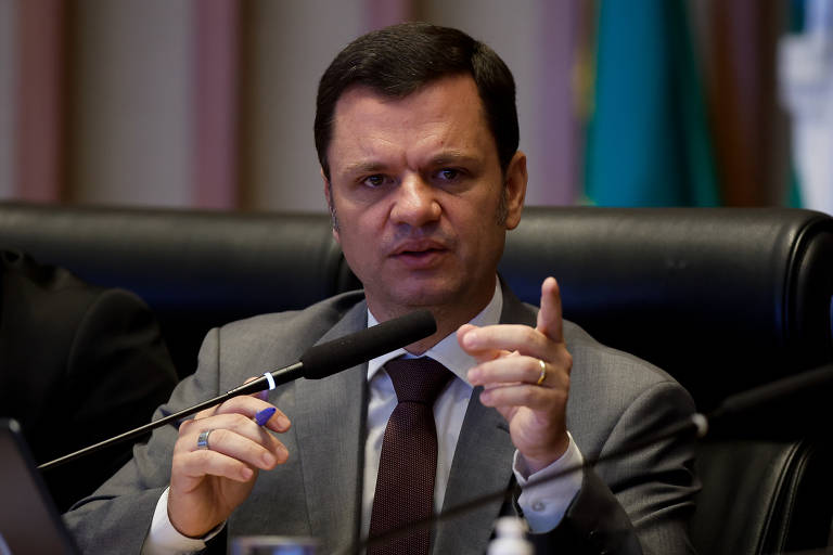 Anderson Torres, ex-ministro da Justiça do governo Bolsonaro e ex-secretário de segurança pública do DF; foi preso em janeiro de 2023 em razão de possível omissão envolvendo os ataques golpistas do 8 de janeiro, mas teve a prisão revogada em maio; na casa de Torres foi encontrada uma minuta de teor golpista