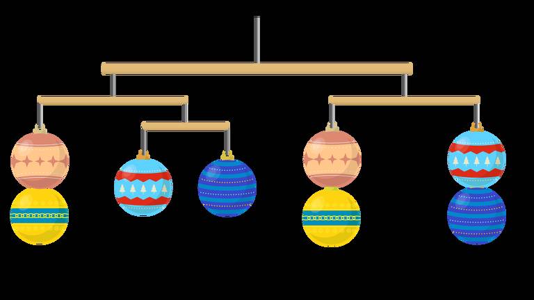 A imagem mostra um móbile de Natal suspenso， composto por uma estrutura de madeira com várias bolas decorativas. As bolas são de diferentes cores e padrões， incluindo rosa， azul， amarelo e verde， com desenhos como estrelas， árvores e listras. O móbile é simétrico， com bolas penduradas em dois níveis.