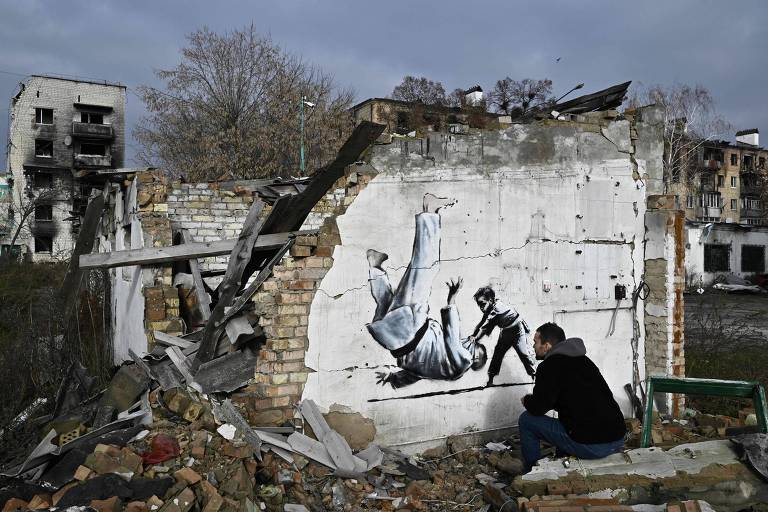 quot;Davi contra Goliasquot;， obra do artista britânico Banksy em edifício bombardeado na cidade de Borodyanka， na Ucrânia， que simboliza luta do país contra a Rússia