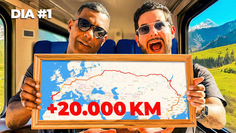 A imagem mostra duas pessoas sorrindo dentro de um trem. Elas seguram uma moldura com um mapa da Europa， onde uma linha vermelha indica um percurso. O texto em destaque diz 039;+20.000 KM039;. Ao fundo， é possível ver uma paisagem verde e montanhosa através da janela do trem.