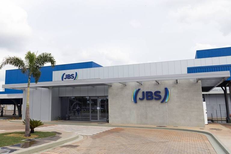 Entrada da fábrica da JBS em Rolândia, norte do Paraná