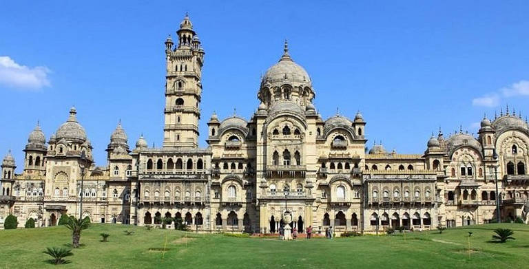 1. Palácio Lakshmi Vilas (Gujarat, India)