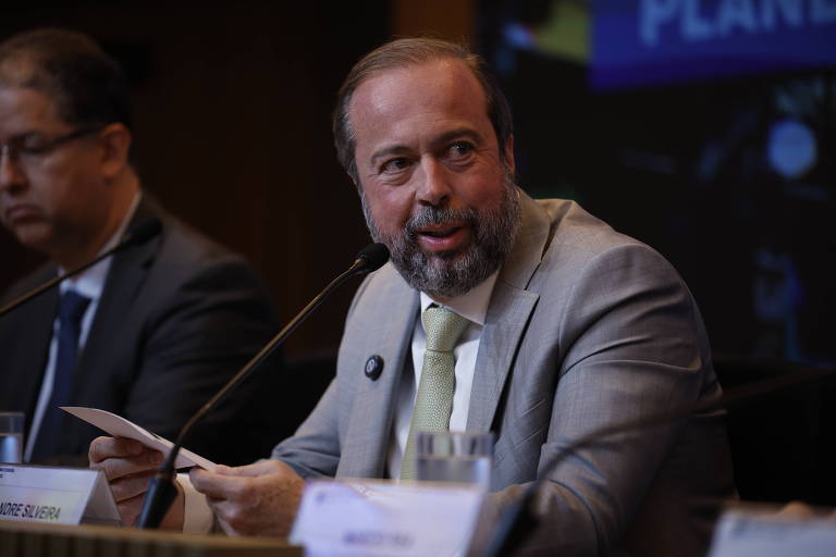 Ministro de Minas e Energia， Alexandre Silveira， durante coletiva de imprensa em Brasília

