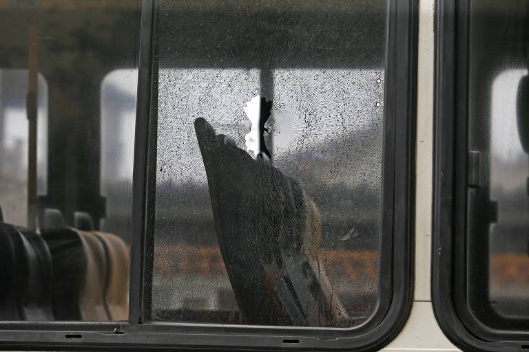 Castro sanciona lei para ter policiais em ônibus do Rio após aumento de assaltos