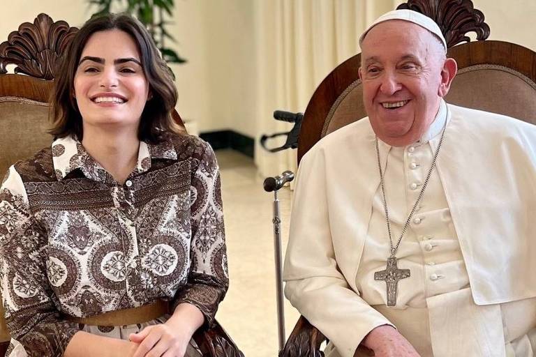 Nava Mau, atriz de Bebê Rena, encontra o papa Francisco