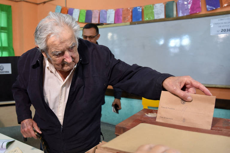 O ex-presidente José 'Pepe' Mujica vota em um centro de votação de Montevidéu