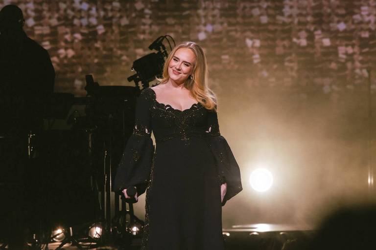 Adele durante a última apresentação da residência 'Weekends with Adele'