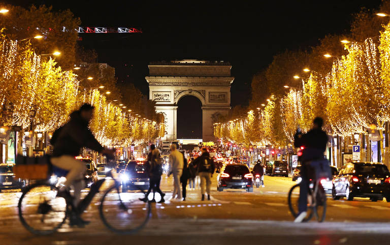 A Champs-Elysees, em Paris, na França, é iluminada por luzes de Natal. A cerimônia de iluminação da temporada é realizada na famosa rua da cidade, todos os anos, e a decoração dura até o início de janeiro