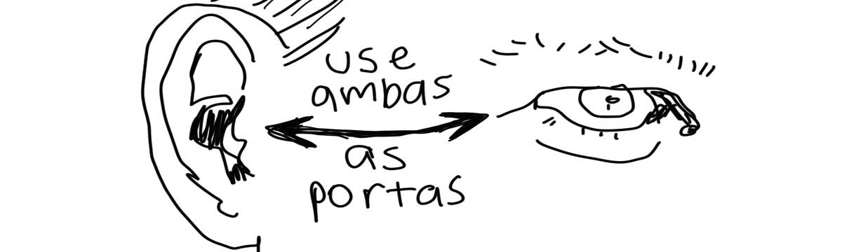 A tirinha em preto e branco de Estela May, publicada em 26/11/24, traz um rosto e uma seta que aponta para a orelha e para o olho. Em cima da seta, “use ambas as portas”.