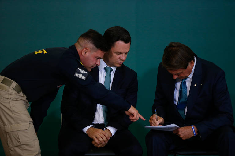 Segundo a Polícia Federal, a minuta foi elaborada por um "núcleo jurídico" responsável por tentar dar fachada institucional ao golpe; participavam Filipe Martins, assessor; Anderson Torres, então ministro da Justiça; o advogado Amauri Saad; o padre José Eduardo de Oliveira e o ex-ajudante de ordens Mauro Cid