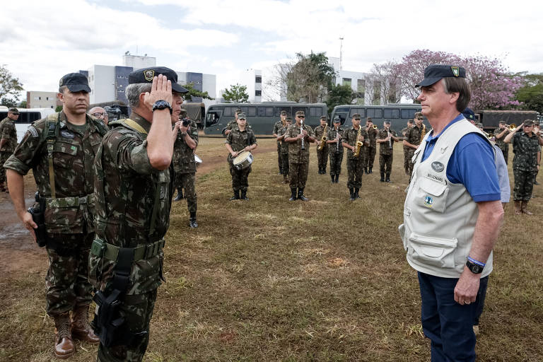 Durante o governo, Bolsonaro visitou o Comando de Operações Especiais do Exército (Copesp), em Goiânia, e acompanhou as cerimônias de formatura militar e de demonstrações da tropa; na foto, Mario Fernandes, então chefe do comando, presta-lhe continência