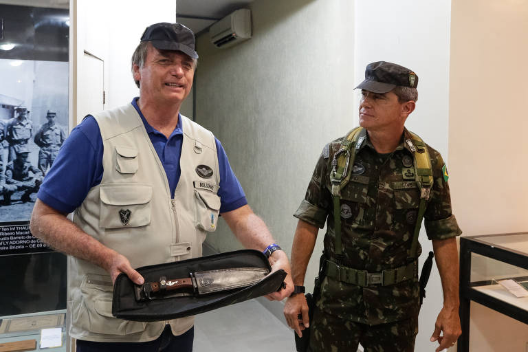 Jair Bolsonaro e o então Comandante de Operações Especiais, general Mario Fernandes, durante visita ao Copesp