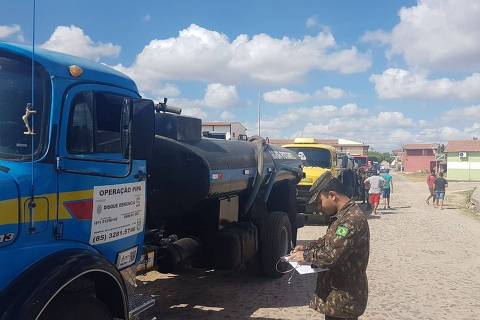 Carro-pipa do Exército distribui água potável