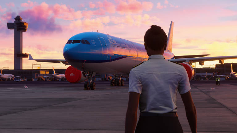 A imagem mostra um piloto de costas, vestindo uma camisa branca com insígnias, observando um avião da KLM, que está estacionado na pista do aeroporto. O céu ao fundo apresenta um pôr do sol com nuvens coloridas, e há uma torre de controle visível à esquerda. Outros aviões estão estacionados ao fundo.