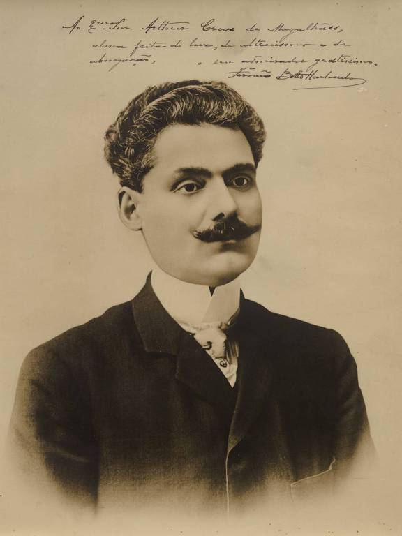 Fotografia sépia de homem com bigode farto