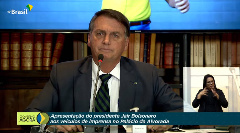 Em 29 de julho de 2021, ao lado do então ministro da Justiça, Anderson Torres, Bolsonaro fez uma live para apresentar supostas provas de fraude nas urnas eletrônicas; o ex-presidente abordou só teorias conspiratórias já desmentidas