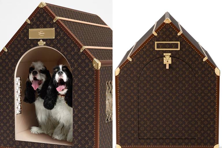 A imagem mostra uma casinha de cachorro de design luxuoso, com formato de casa e revestida com o padrão característico da marca Louis Vuitton. Na parte frontal, dois cães da raça cocker spaniel estão dentro da casinha, com expressões alegres e línguas de fora. A casinha possui detalhes em dourado e uma porta de entrada em formato arredondado. A parte traseira da casinha é vista na imagem à direita, apresentando um design semelhante, mas sem os cães visíveis.