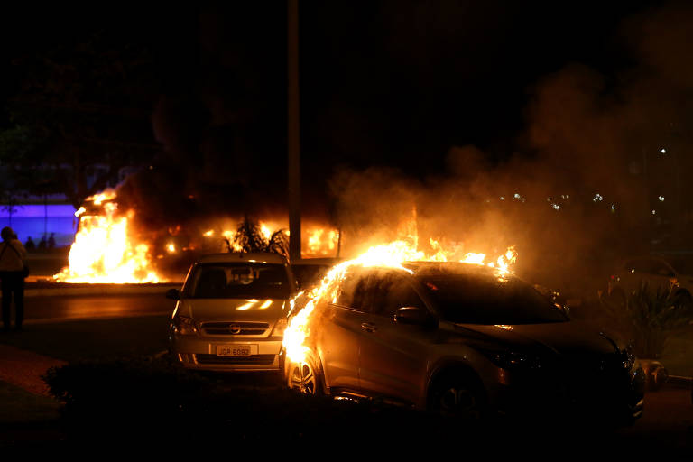 No dia em que houve a diplomação de Lula pela Justiça Eleitoral, bolsonaristas tentaram invadir a sede da PF, incendiaram carros e ônibus, espalharam botijões de gás e cercaram o hotel onde o presidente eleito estava hospedado