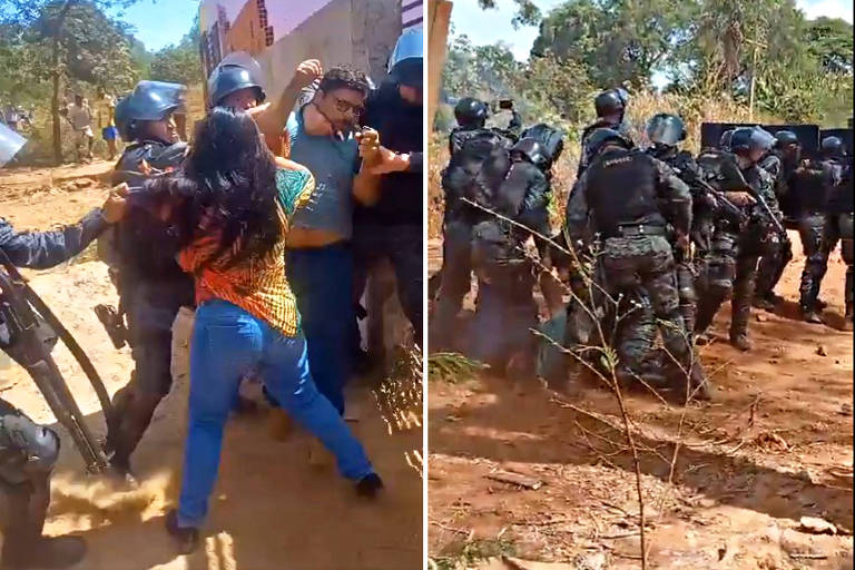 A imagem mostra uma cena de conflito entre manifestantes e policiais. À esquerda, uma mulher com cabelo longo e roupa colorida está sendo contida por policiais com escudos e capacetes. À direita, um grupo de policiais em formação, alguns com escudos, está em uma área de terreno aberto, aparentemente em confronto com os manifestantes.