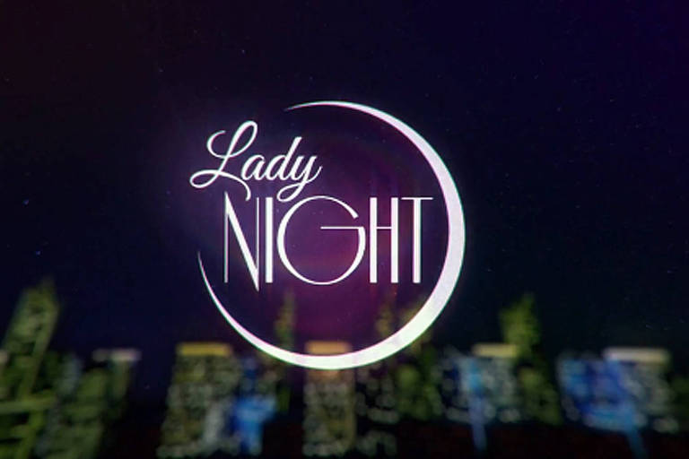 A imagem apresenta o logo do programa 'Lady Night', com a palavra 'Lady' em uma fonte cursiva e a palavra 'NIGHT' em letras maiúsculas. O fundo é escuro, com um efeito de brilho ao redor do texto e uma lua crescente ao lado. Ao fundo, há uma silhueta de uma cidade iluminada.