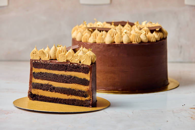 Bolo de chocolate e caramelo, da Confeitaria Caramelo