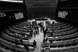 Deputados no plenário da Câmara durante sessão que votou a PEC da Anistia